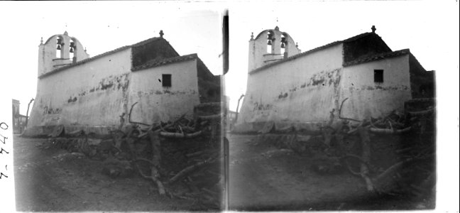 Vista de costat i a contrallum de l'església de Clarà a Torredembarra