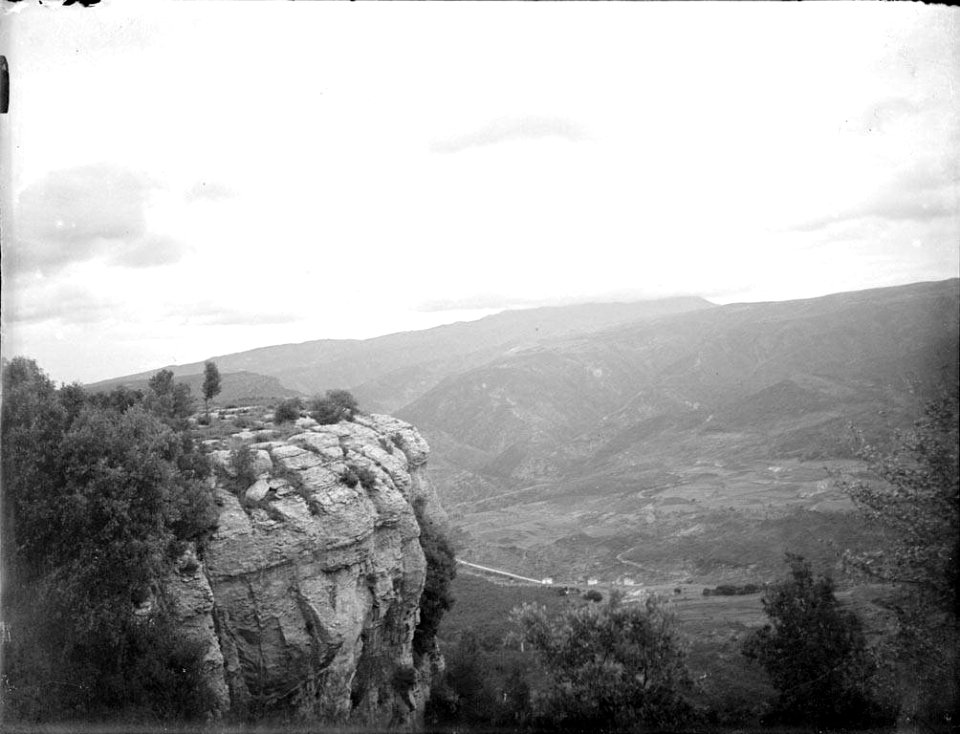 Vista d'una extensió des d'una muntanya (AFCEC RIBASV C 2629)
