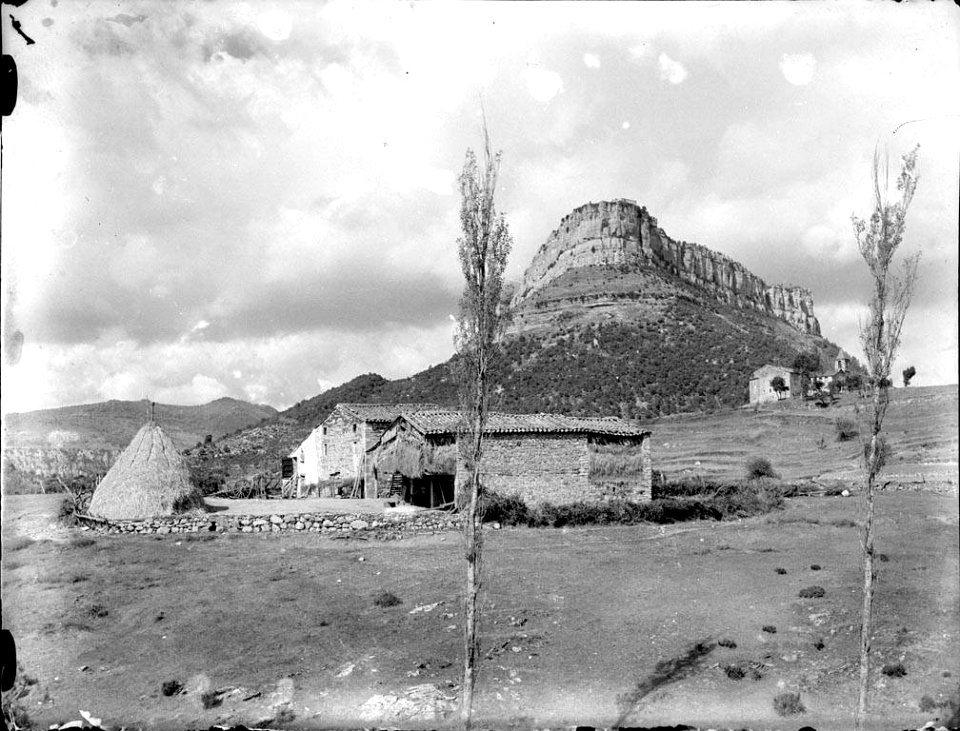 Vista d'un graner amb masies i muntanya al fons (AFCEC RIBASV C 2530)