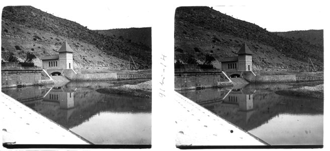 Vista d'una resclosa al canal d'Urgell