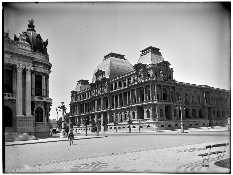 Vista da Escola Nacional de Belas Artes, à esquerda o Teatro Municipal