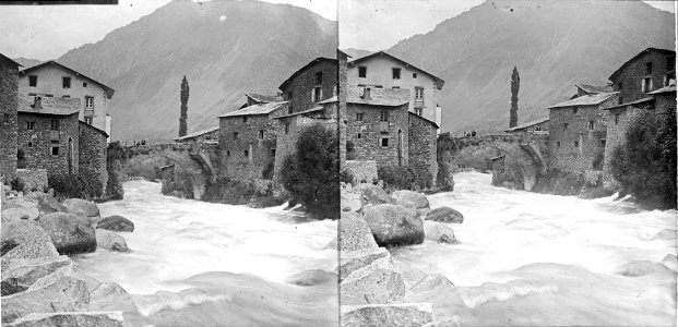 Vista d'un riu al seu pas per Les Escaldes i un pont