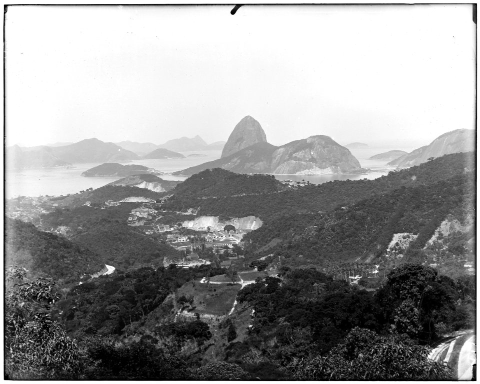 Vista da Baía de Guanabara a partir de Santa Teresa, ao fundo o Pão de Açúcar