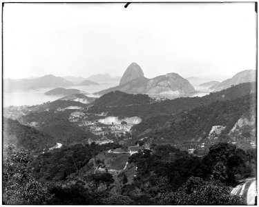 Vista da Baía de Guanabara a partir de Santa Teresa, ao fundo o Pão de Açúcar