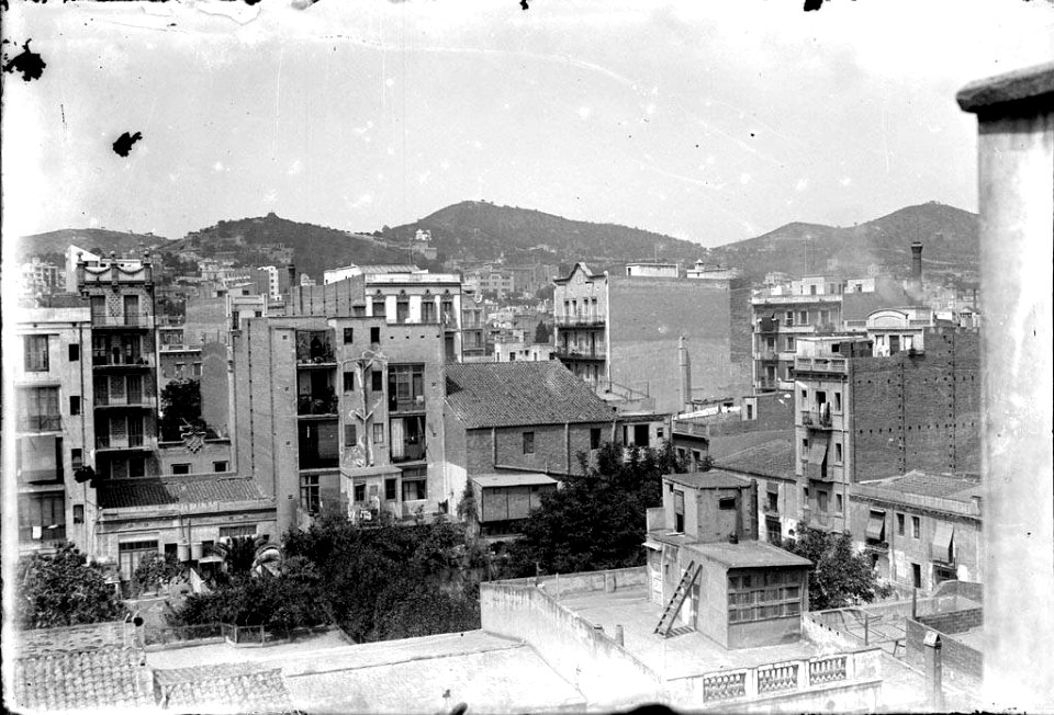 Vista de Barcelona i el Turó de les tres creus (AFCEC RIBASV D 4803)