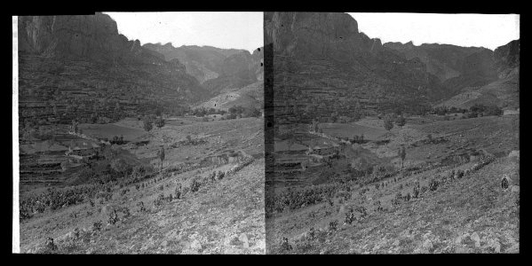 Vista d'una vall i muntanyes