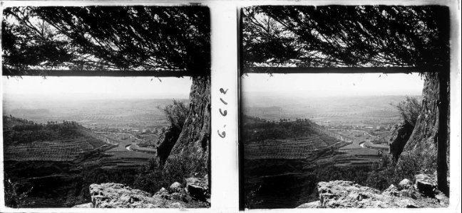 Vista de Collbató des de la cova del Salnitre