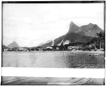 Vista de Botafogo, ao fundo o Morro do Corcovado, Pão de Açúcar e a Pedra da Gávea - 2