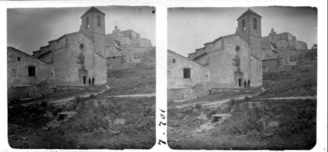 Vista de l'església i del castell de Biure de Gaià