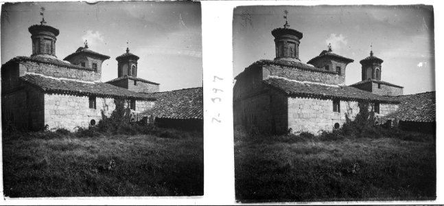 Vista de l'església parroquial des del cementiri