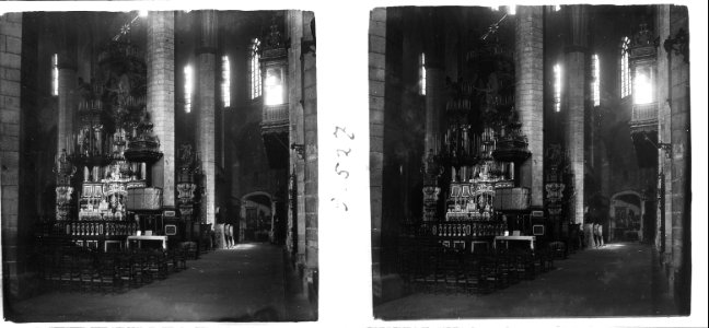 Vista de l ' altar major entre columnes de l'església de Santa Maria del Mar de Barcelona