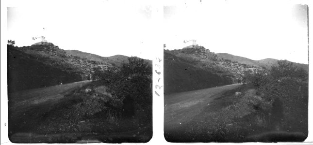 Vista de l ' ermita de Sant Antoni a Porrera des d ' un camí