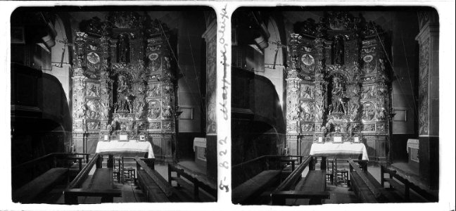 Vista de l ' altar del Roser a l ' interior d ' una església de l ' Aleixar