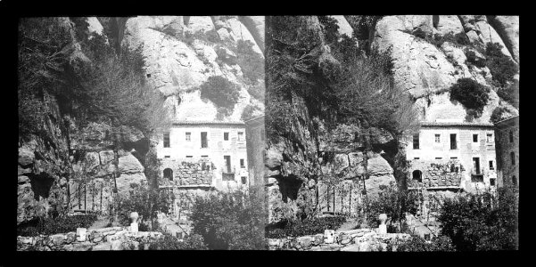 Vista de l'edifici de cel·les anomenat ' aposents de Sant Plàcid '