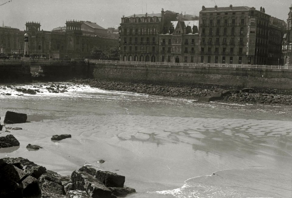 Vista de edificios del paseo de Salamanca (2 de 3) - Fondo Car-Kutxa Fototeka