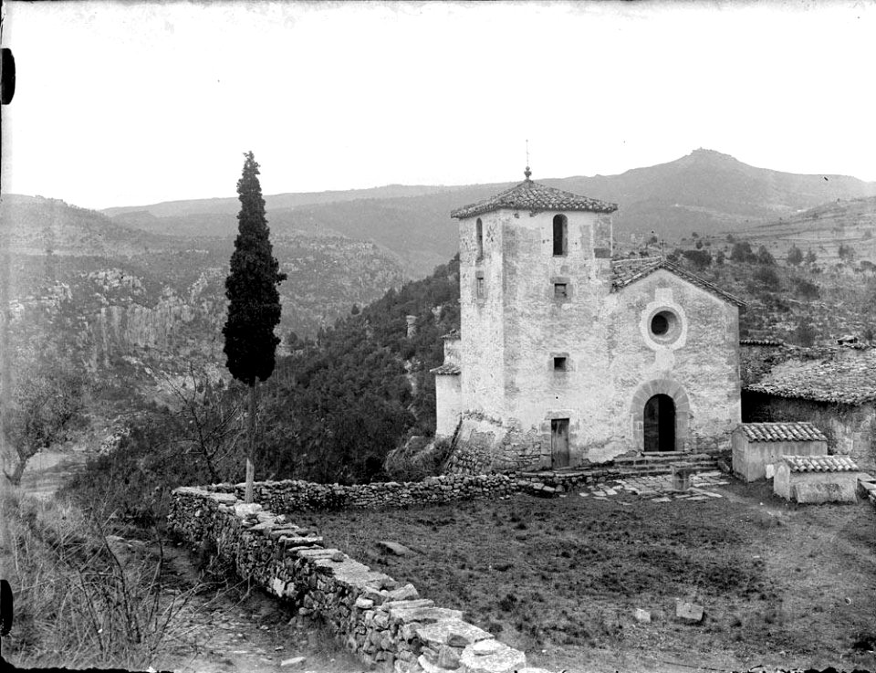 Vista de l'església de Sant Pere de Valldaneu (AFCEC RIBASV C 2733)