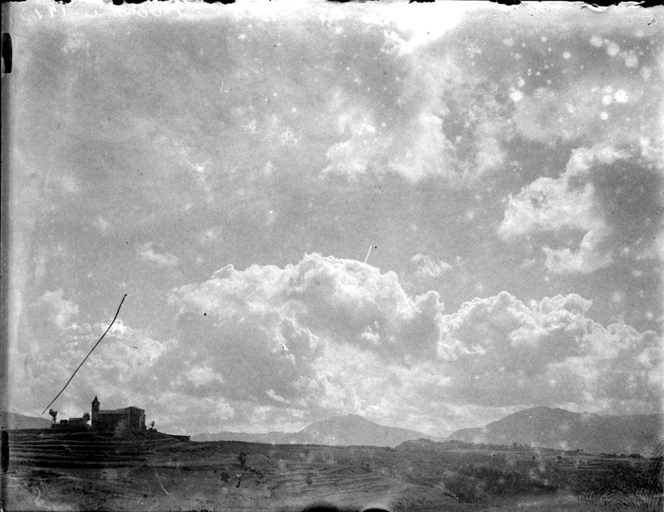 Vista de l'església de Sant Martí Sacalm (AFCEC RIBASV C 2688)
