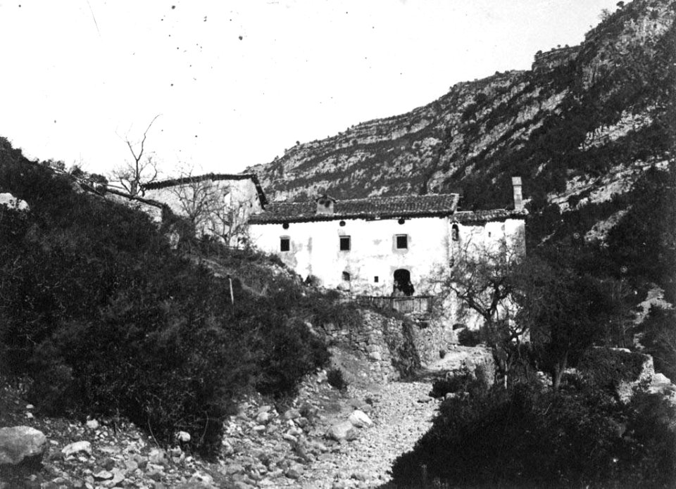 Vista de la façana de l'Ermita de la Consolació amb gent