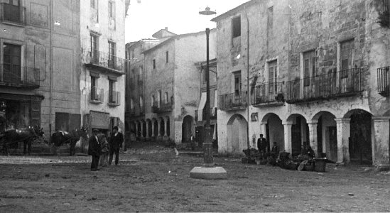 Vista de la plaça i el carrer del Comte Tallaferro de Besalú