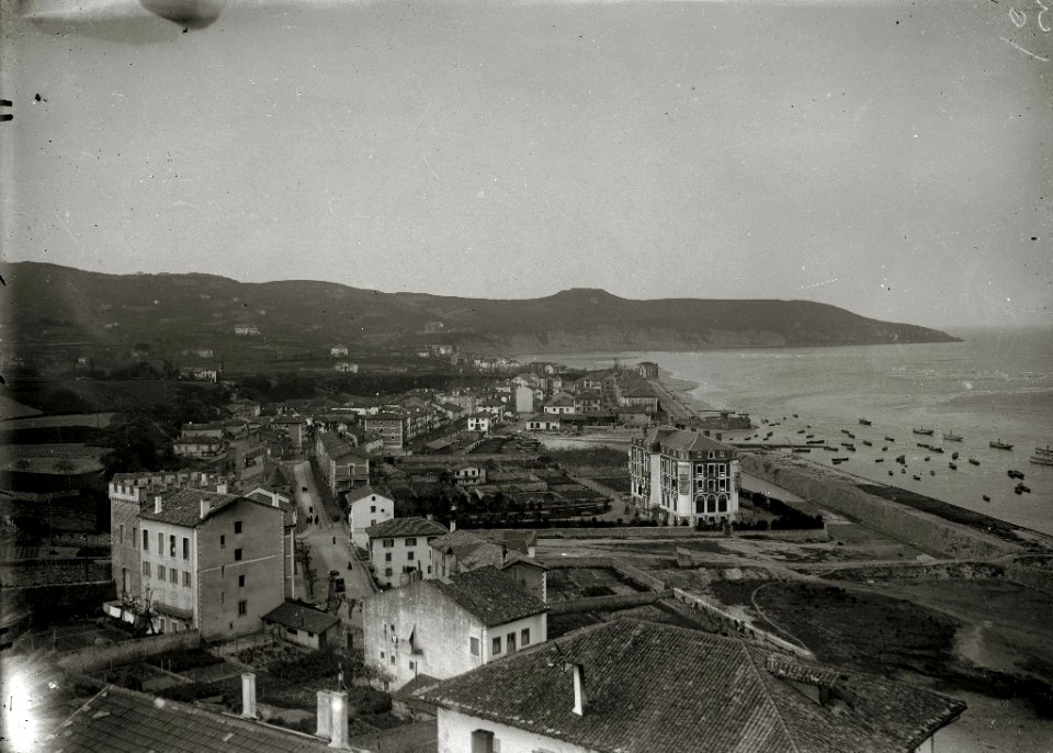 Vista de la localidad de Hondarribia (2 de 4) - Fondo Car-Kutxa Fototeka