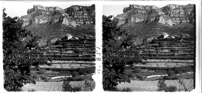 Vista de la masia El Pujol de la Vall d'Ora i dels cingles de Busa