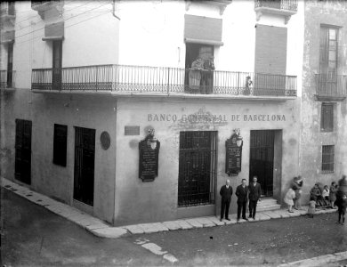 Vista de la façana del Banc Comercial de Barcelona amb gent al carrer (AFCEC RIBASV C 2548)