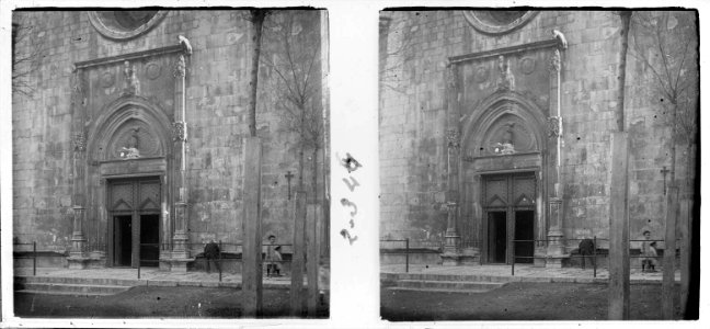 Vista de la portada de l'església de Bordils