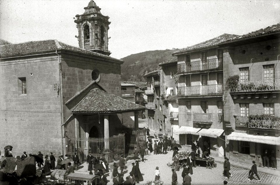 Vista de la basílica del Santo Cristo y Ayuntamiento de Lezo (2 de 2) - Fondo Car-Kutxa Fototeka