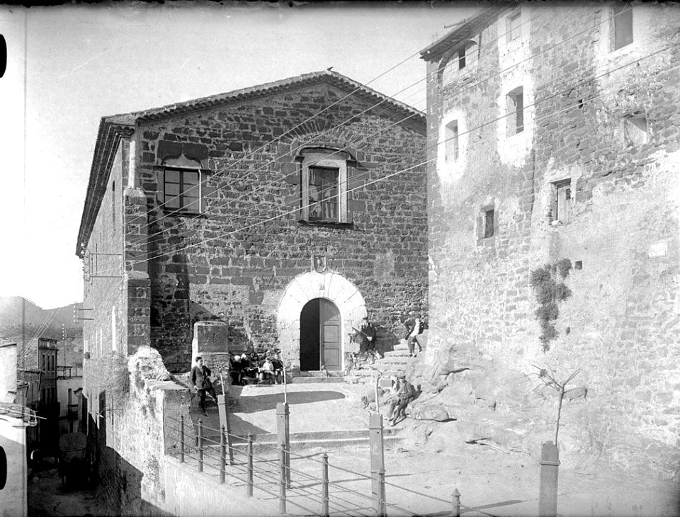 Vista de la façana d'una casa de poble amb gent al davant (AFCEC RIBASV C 2515)