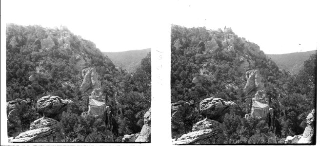 Vista de les muntanyes amb una petita ermita