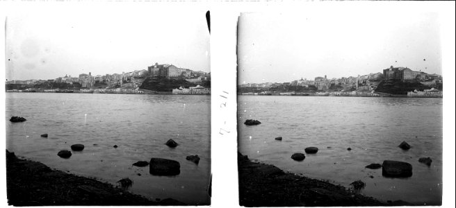 Vista de la ciutat des de l'altra banda del port de Maó