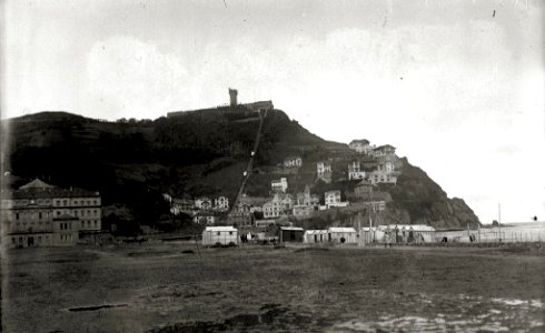 Vista de la playa de Ondarreta en donde se ve la cárcel y la falda del monte Igeldo (1 de 1) - Fondo Car-Kutxa Fototeka