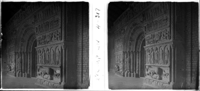 Vista de la portada romànica del monestir de Ripoll (SaP 317 04)