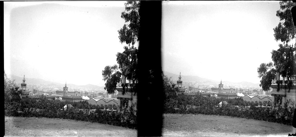 Vista de la fàbrica Casaramona i del parc de Montjuïc