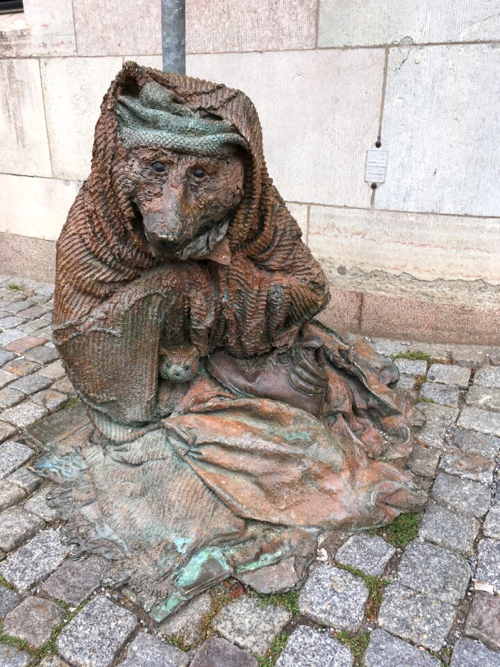 Statue beggar stockholm