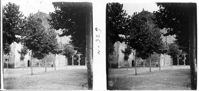 Vista de la porta principal del monestir de Sant Joan de les Abadesses