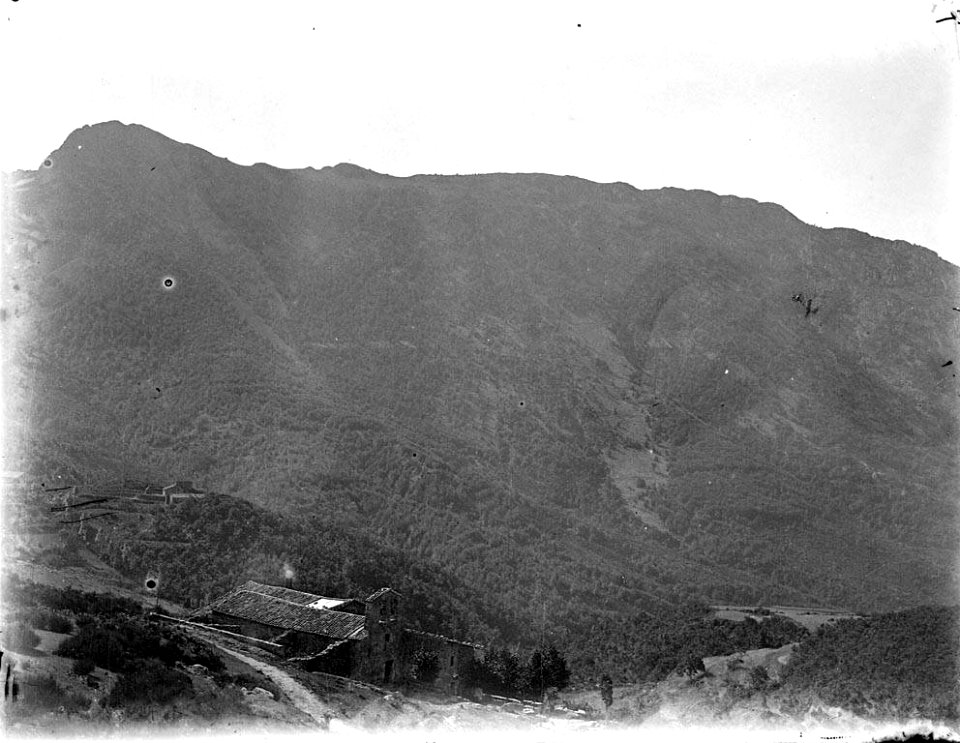 Vista de Sant Marçal de Montseny entre muntanyes (AFCEC RIBASV C 2702)