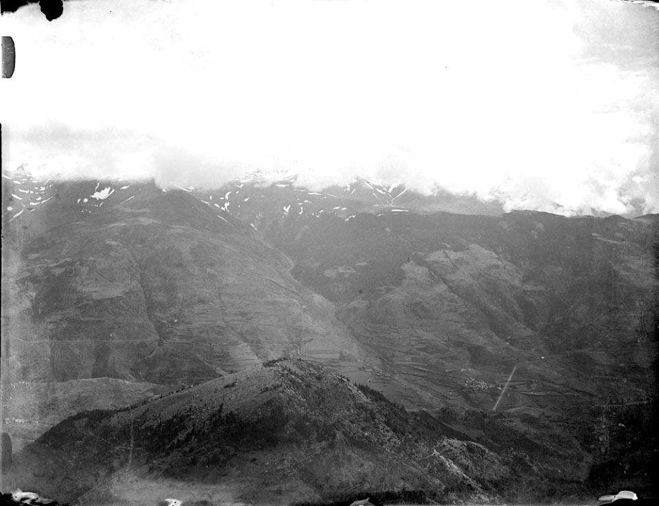 Vista de muntanyes amb els pics nevats (AFCEC RIBASV C 2562)