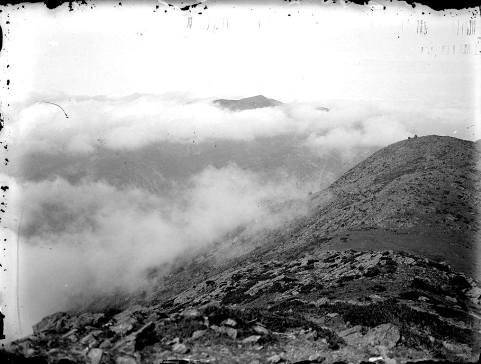 Vista de muntanyes entre la boira (AFCEC RIBASV C 2618)