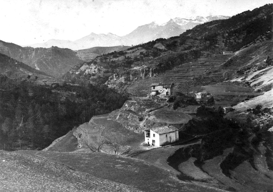 Vista de la Vall de la Portella amb diveres masies