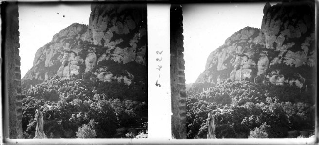 Vista de les muntanyes de Montserrat des d ' una finestra