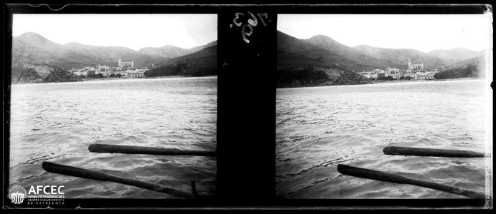 Vista de Portbou des d'una embarcació enmig del mar