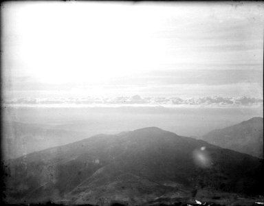 Vista de muntanyes amb núvols al fons des del Far (AFCEC RIBASV C 2630)