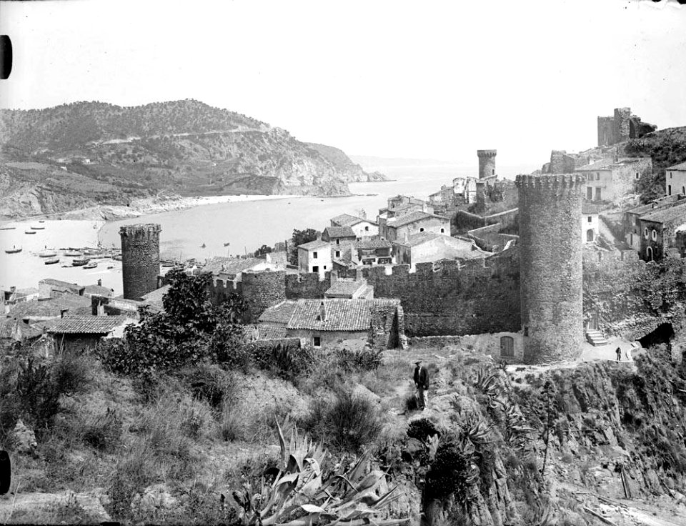 Vista de Tossa de Mar amb la platja al fons (AFCEC RIBASV C 2734)