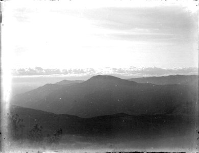 Vista de muntanyes amb núvols al fons des del Far (AFCEC RIBASV C 2563)