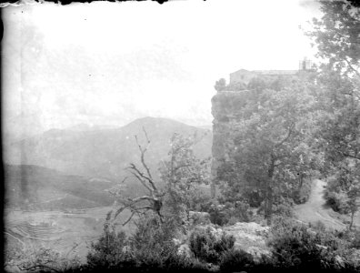 Vista de muntanya amb una església al cim (AFCEC RIBASV C 2669)