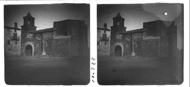 Vista de Prades sota la claror de la lluna