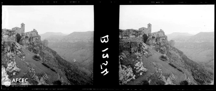 Vista de Siurana amb els cingles al fons