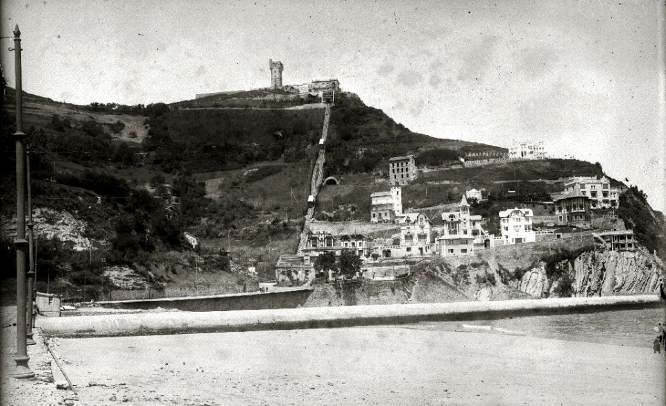 Vista del monte Igeldo (1 de 1) - Fondo Car-Kutxa Fototeka