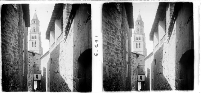 Vista del campanar de l'església de Fraga des del carrer